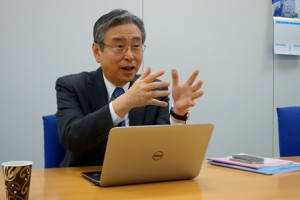 インタビュー中の桑原氏