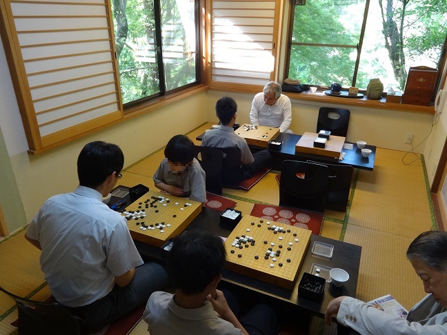 碁は、おじいさんと孫ほどの年齢差があっても楽しめるゲームです。