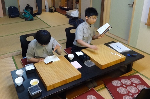 対局待ちの時間も中学生たちは碁の勉強です。